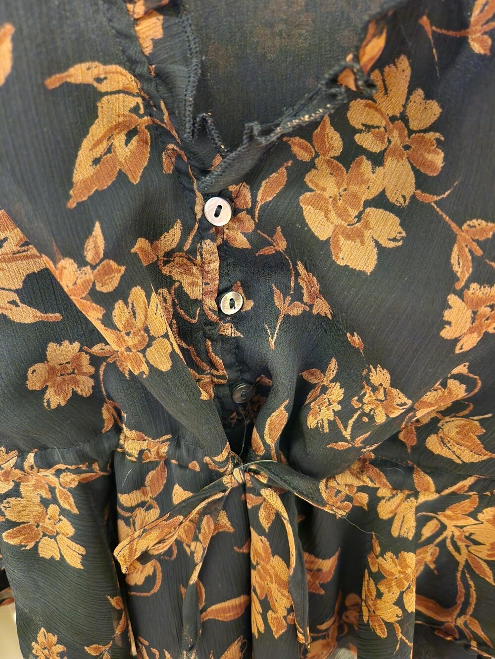 Like New Vici Frosted Cranberry Floral Peplum Blouse Size M - Picture 4 of 9